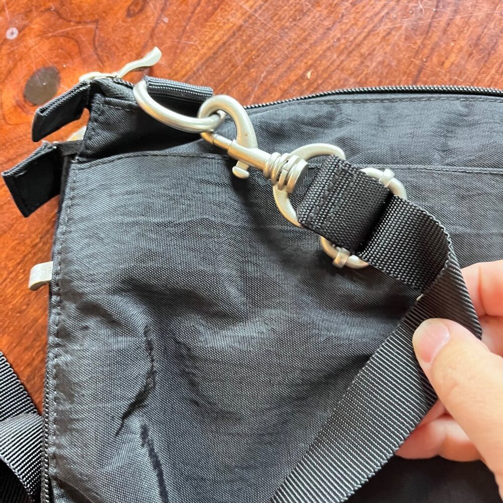 Baggallini Black Nylon Crossbody Bag‎ With Multiple Pockets & Adjustable Strap - Picture 3 of 7
